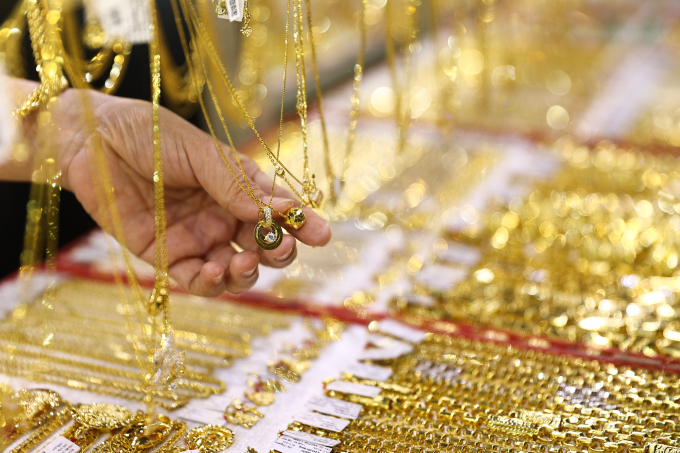 Gold prices continue to drop 1 A person holds gold jewelry at a store in Ho Chi Minh City. Photo by VnExpress/Quynh Tran
