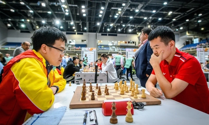 Vietnams Le Quang Liem (L) in a game against Chinas Ding Liren in the sixth round of the Chess Olympiad in Budapest, Hungary, on Sept. 16, 2024. Photo by FIDE