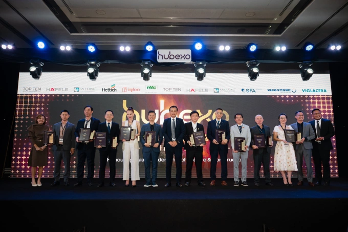 Hubexo Asia Awards honors Vietnam's leading developers, architects and contractors 3 Top 10 Architects winners representatives receiving awards. Photo courtesy of Hubexo