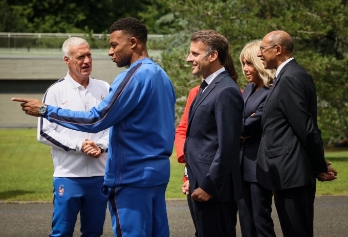 From left, Frances head coach Didier Deschamps, Frances Kylian Mbappe, Frances President Emmanuel Macron, Brigitte Macron and Frances Football Federations President Philippe Diallo meet at the national soccer team training center in Clairefontaine, west of Paris, Tuesday, June 2, 2026. Photo by AP