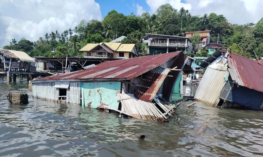Major quake off Philippines kills at least 15, triggers tsunami warnings