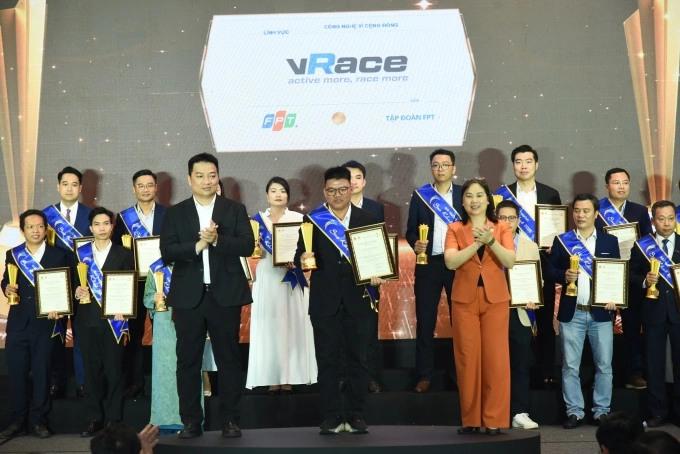 FPT Onlines representative receiving Sao Khue Award. Photo courtesy of vRace