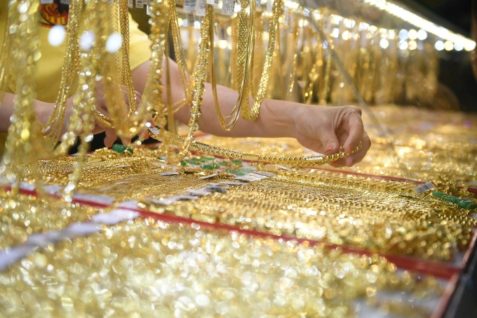 Gold prices continue to decline 1 A person arranges jewelry at a store in Ho Chi Minh City. Photo by VnExpress/Thanh Tung