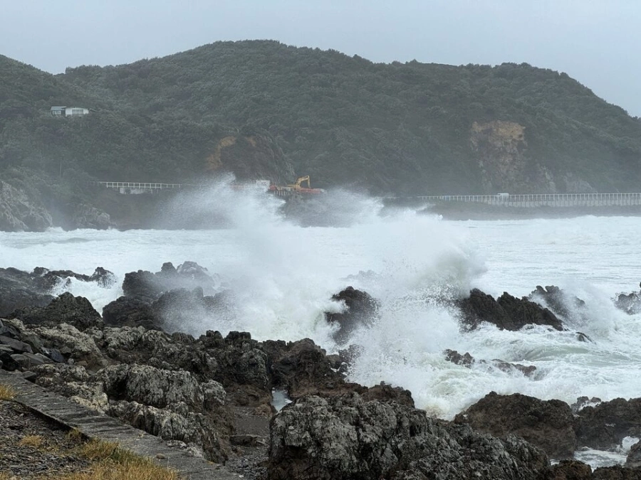 Gale-force winds, 9-meter waves force evacuations in New Zealand's capital