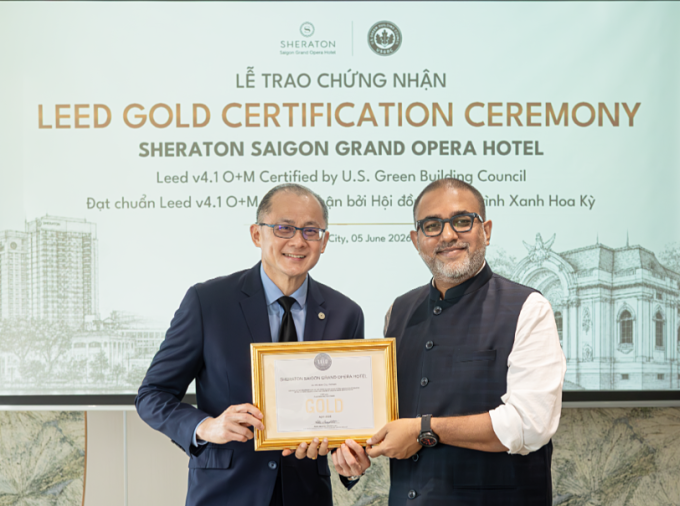 Santanu Duttagupta (R), Associate Director and Market Development of GBCI (India East, Vietnam, Bangladesh and African Markets), presented the LEED Gold certification to Julian Wong (L), General Manager of the Sheraton Saigon Grand Opera Hotel. Photo courtesy of Sheraton Saigon Grand Opera Hotel