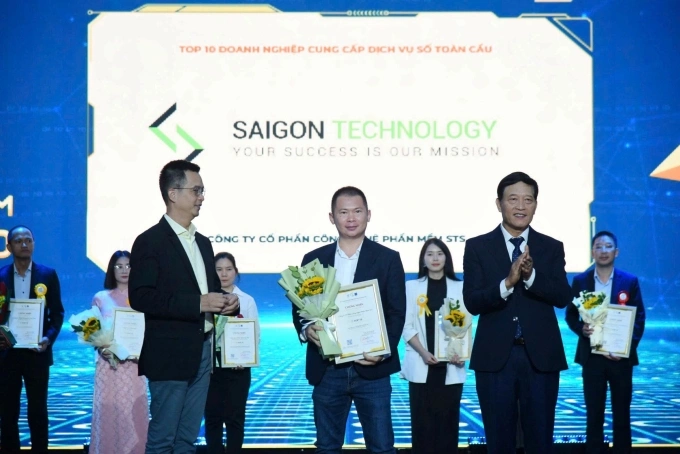 Thanh Pham (C), CEO of Vietnam-based software development firm Saigon Technology, honored as top 10 ICT companies in Vietnam in 2026. Photo courtesy of Saigon Technology