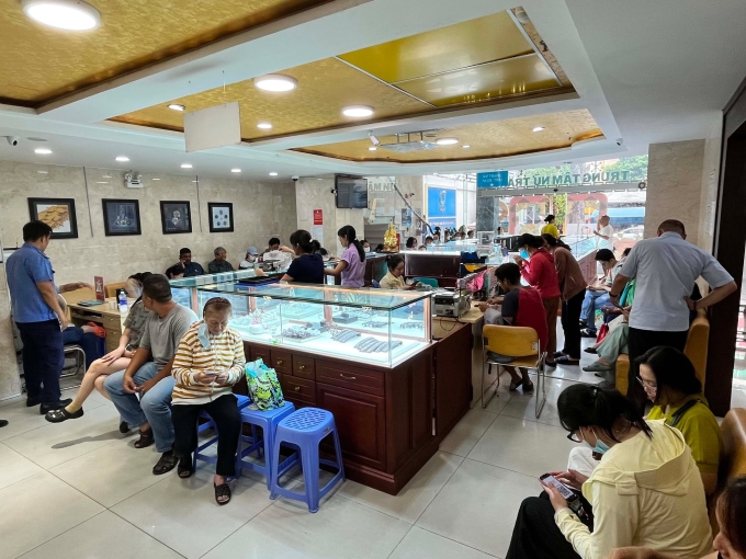 Gold prices rise 5% in one day 1 Customers waiting to trade gold at a store in Ban Co Ward, Ho Chi Minh City, on the afternoon of June 12, 2026. Photo by VnExpress/Quynh Trang