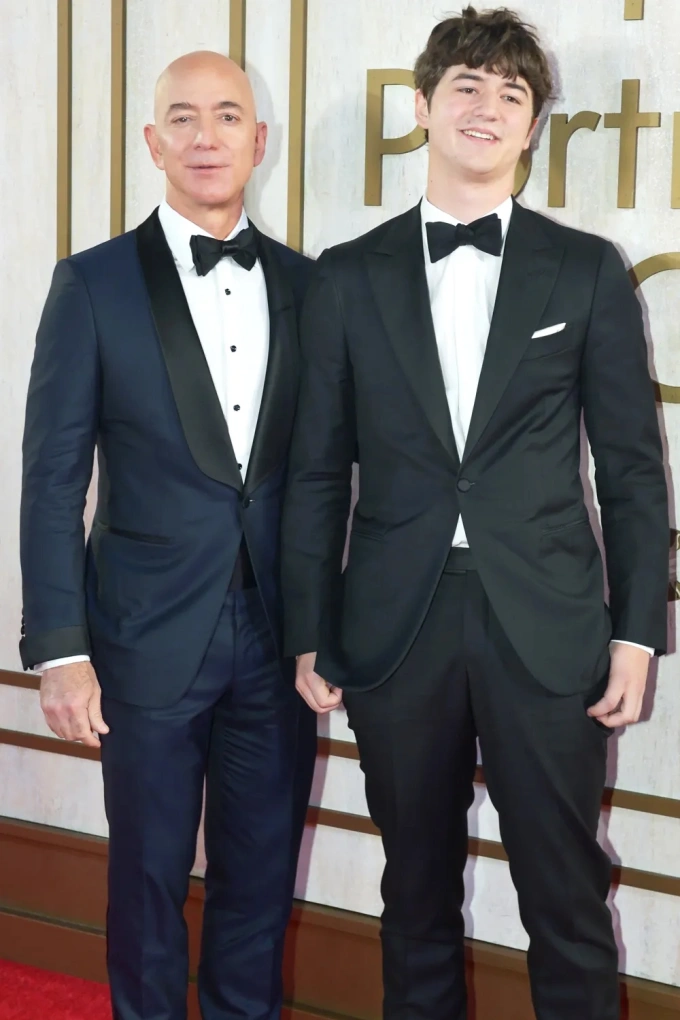 Founder of Amazon Jeff Bezos (L) and son Preston Bezos. Photo from Instagram