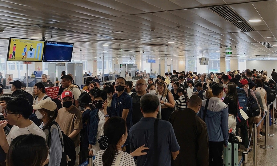 Passengers stuck for hours as storm diverts Ho Chi Minh City flights to Phu Quoc