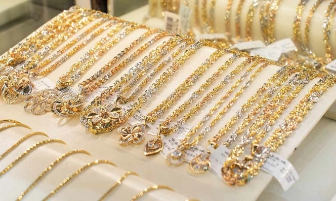 Gold prices shoot up from 8-month low