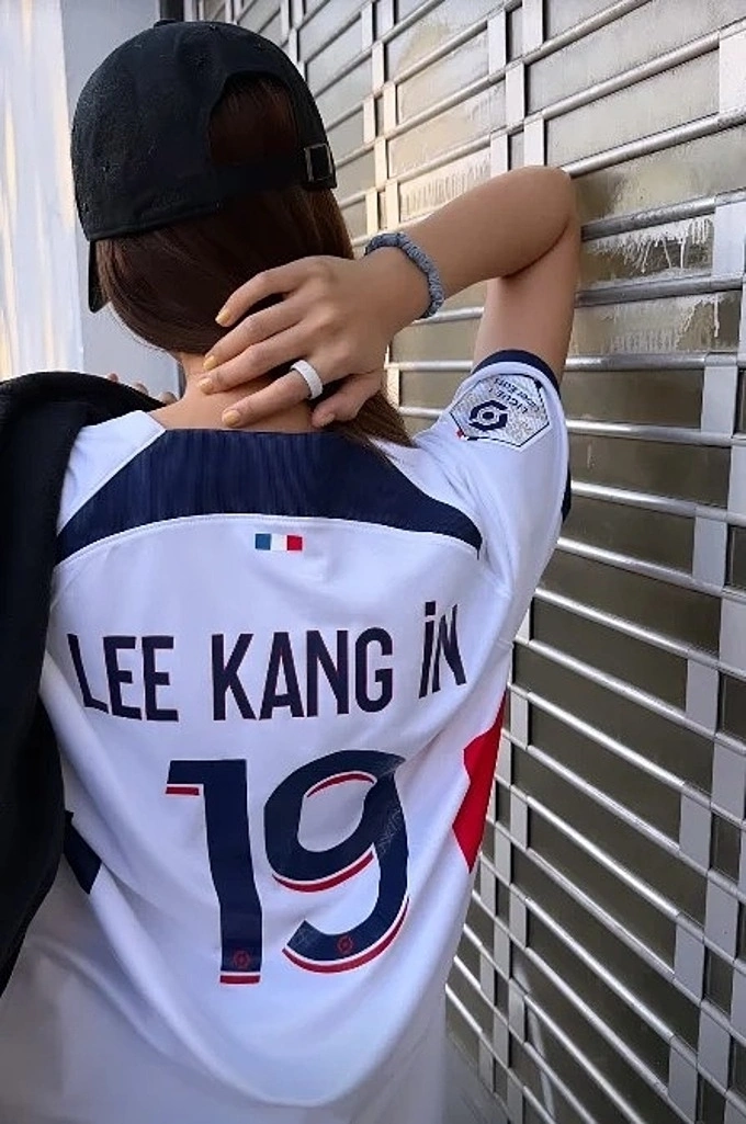 Lisa wears the PSG jersey of Lee Kang-in to celebrate South Koreas match victory at the World Cup. Photo by Instagram/@lalalalisa_m