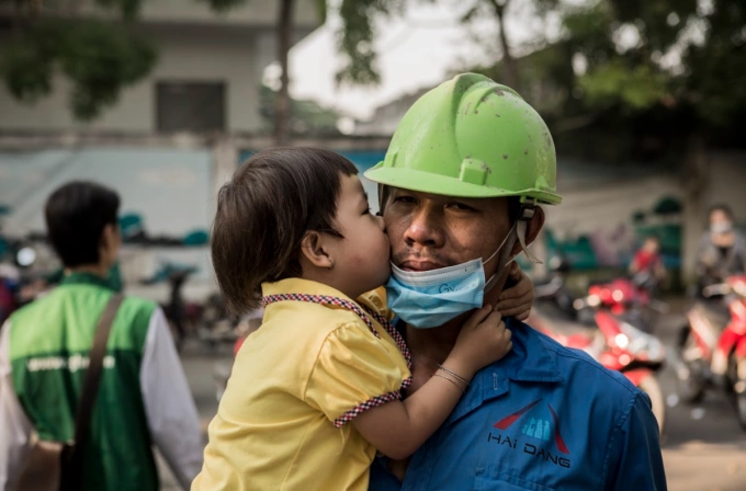 How child-focused initiatives can strengthen the social pillar of ESG 1 Children benefit when parents have access to stable employment and supportive workplace policies. Photo courtesy of UNICEF Viet Nam