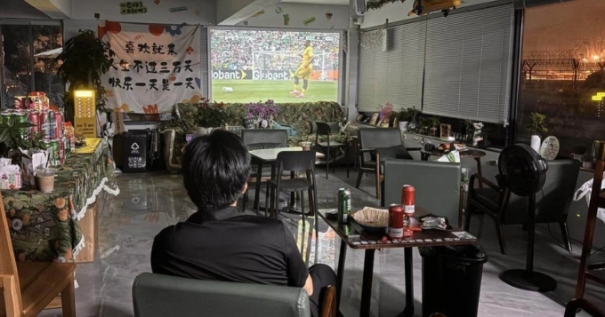 A cafe owner in China watches a World Cup 2026 match alone, June 11, 2026. Photo courtesy of Weibo