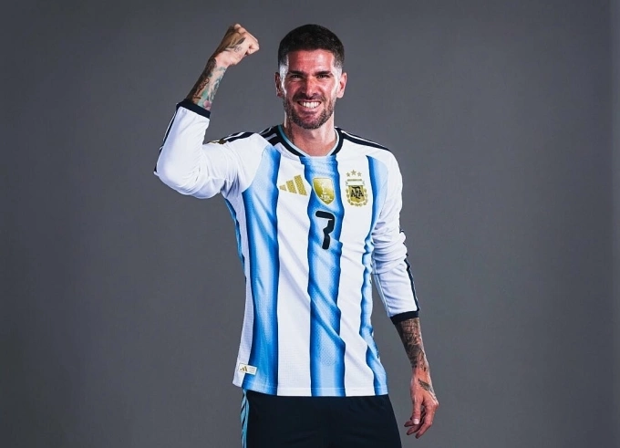 Argentina midfielder Rodrigo De Paul poses for a photoshoot ahead of the 2026 World Cup. Photo by FIFA