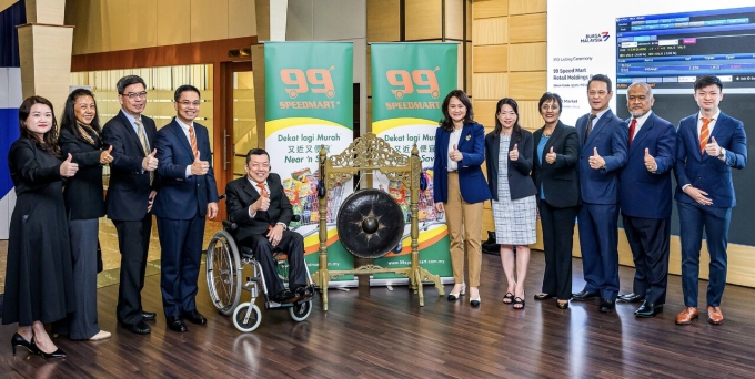 How wheelchair-bound Lee Thiam Wah rose from roadside snack seller to Malaysia’s billionaire ‘King of Mini-Marts’ 3 Lee Thiam Wah (fifth from left) at the public listing of 99 Speedmart in 2024. Photo from LinkedIn