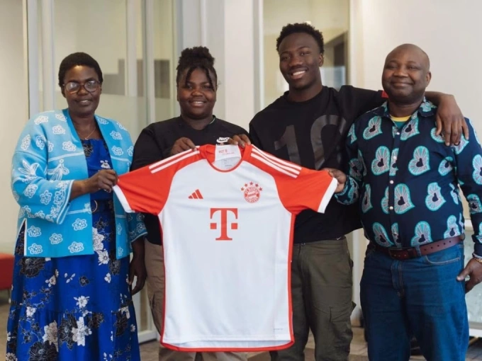 Lidia Inarukundo, em gái Nestory, Nestory Irankunda và bố Nestory (từ trái sang) khi Nestory chính thức chuyển từ Adelaide United đến Bayern Munich vào tháng 7/2024. Ảnh:Instagram/nestory._