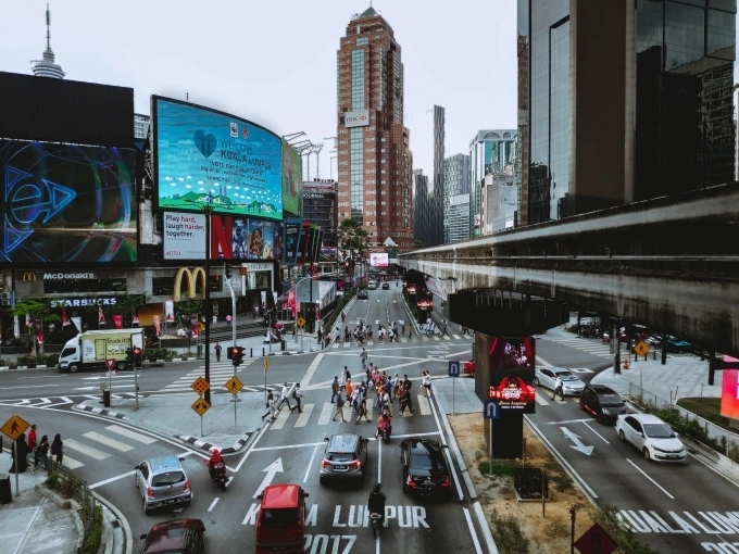 马来西亚吉隆坡一个十字路口的交通。照片来自 Pexels