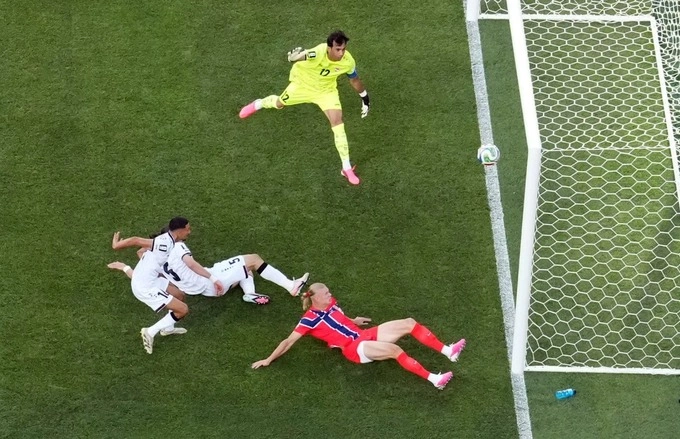 Erling Haaland (in red) stretches to score the opening goal in Norways 4-1 victory over Iraq in their Group I opening match of the 2026 World Cup at Gillette Stadium, Foxborough, Massachusetts, USA on June 16, 2026. Photo by Reuters