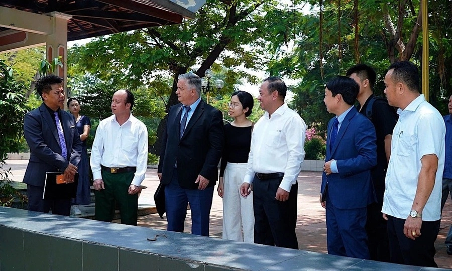 Vietnam enlists US researchers to find mass graves from war