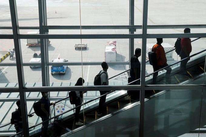 旅客于 2021 年 11 月 29 日抵达马来西亚雪邦吉隆坡国际机场 (KLIA)。图片来源:路透社