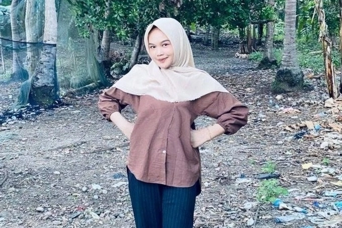 Elmi Febrianti, 17, drowned after a wave swept her off a clifftop photo spot at the Apparalang tourist site in South Sulawesi on June 7. Photo courtesy of Facebook