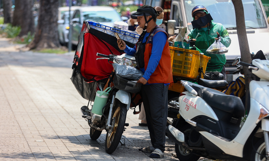 In Vietnam's largest cities, outdoor workers lose 2.4 hours of work per day due to extreme heat: study