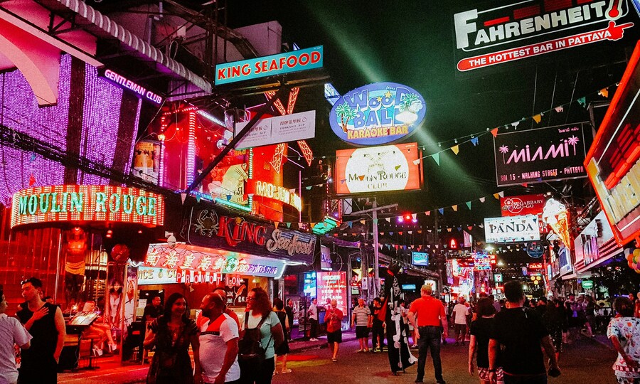 Drunken foreigner and Thais trade punches in viral Pattaya brawl
