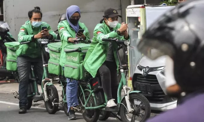 GrabFood drivers wait for order in Jakarta, Indonesia on Dec. 30, 2021. Photo by AFP