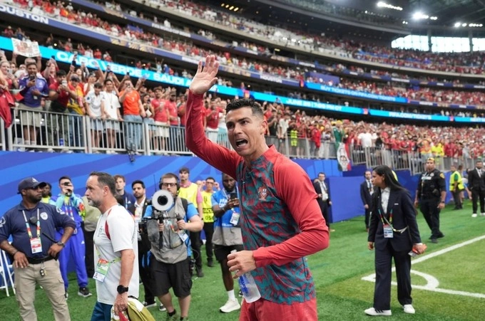 Portugals Cristiano Ronaldo (7) waves to the fans after the World Cup Group K soccer match between Portugal and Uzbekistan in Houston, Tuesday, June 23, 2026. Photo by AP