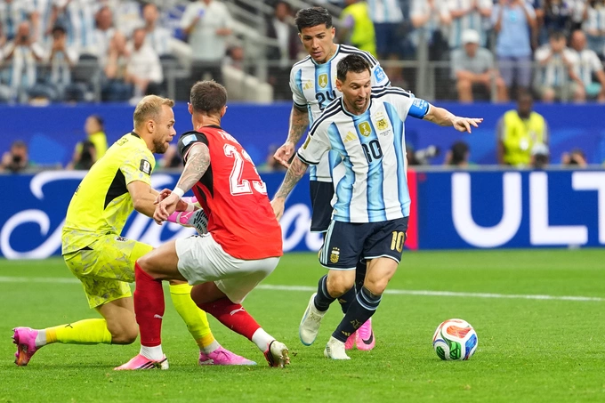 Lionel Messi (R) dribbles past goalkeeper Alexander Schlager before scoring Argentinas second goal in their 2-0 victory over Austria in the second match of Group J at the 2026 World Cup in Arlington, Texas, on June 22. Photo by AP