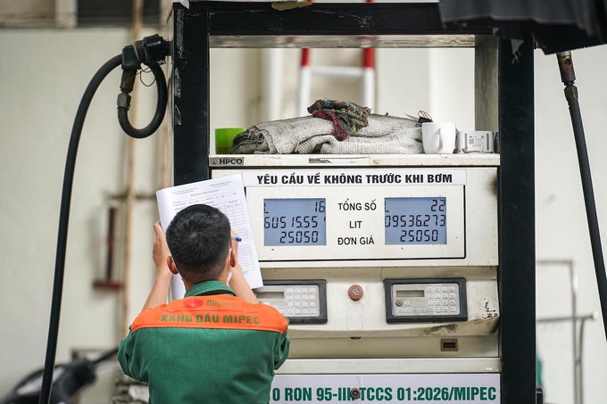 Gasoline prices dip to 4-month low 1 An employee records data at a fuel station in Hanoi. Photo by VnExpress/Hoang Giang