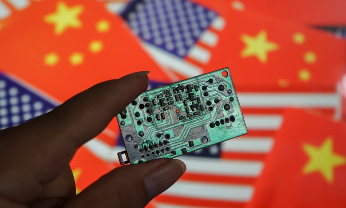 A circuit board containing older-generation chips. Photo by VnExpress/Bao Lam