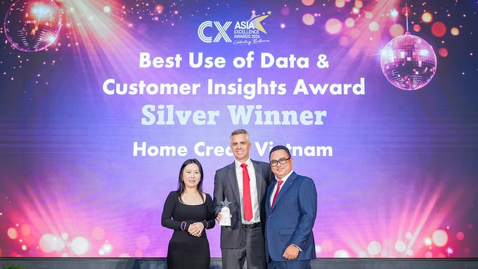 The companys representative received the award at the CX Asia Excellence Awards on June 17. Photo courtesy of Home Credit Vietnam