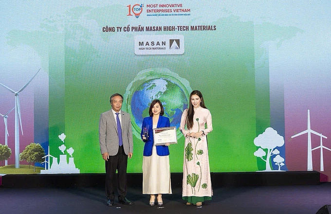 The companys representative (C) received the awards on June 26. Photo courtesy of MSR