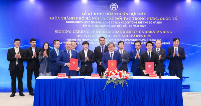 Vice Chairman of the Hanoi Peoples Committee Truong Viet Dung joins representatives of G-Group and OTech at the MoU signing ceremony. Photo courtesy of G-Group