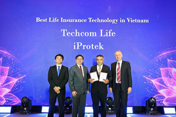 A Techcom Life representative receives the Best Life Insurance Technology in Vietnam award. Photo courtesy of Techcom Life