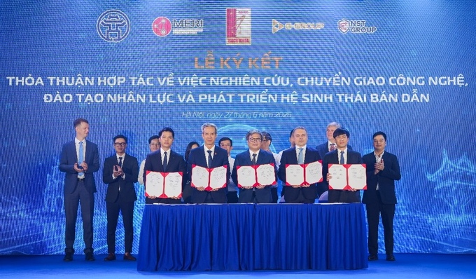 Vice Chairman of the Hanoi Peoples Committee Truong Viet Dung (C, front row)) joins representatives of partner institutions and businesses at the signing ceremony. Photo courtesy of the company
