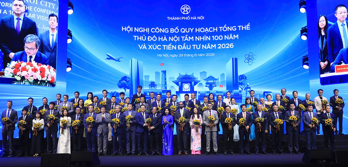 A G-Group representative receives the memorandum of understanding on semiconductor cooperation at the Hanoi investment promotion conference. Photo courtesy of the company