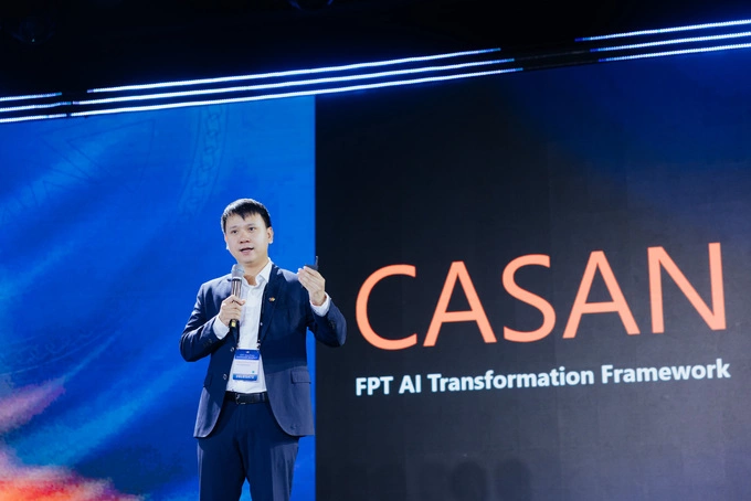 Nguyen Xuan Phong, Chief AI Transformation Officer of FPT Corporation, shares AI transformation insights at the Ha Long Sapphire Summit. Photo courtesy of FPT Software