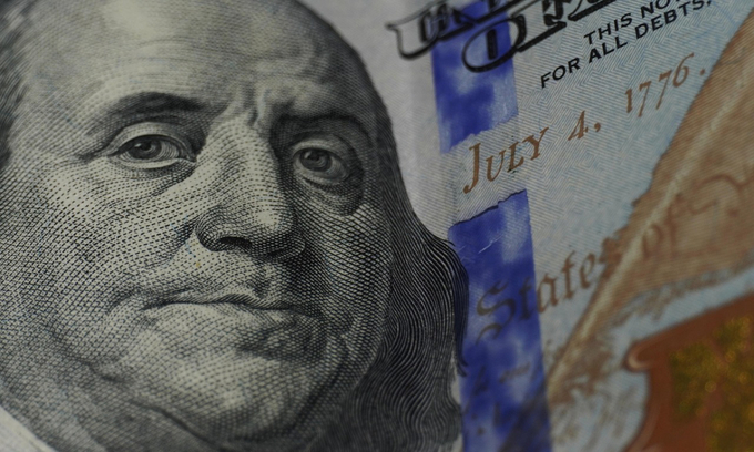 Dollar edges down against dong on black market
