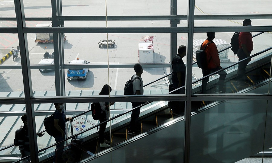 Malaysia plans transit centers to keep tabs on arriving foreign workers