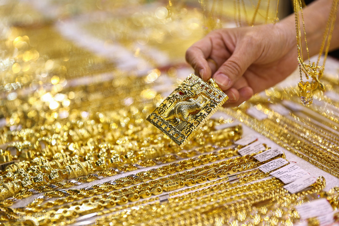 A person holds gold jewelry at a store in Ho Chi Minh City. Photo by VnExpress/Quynh Tran