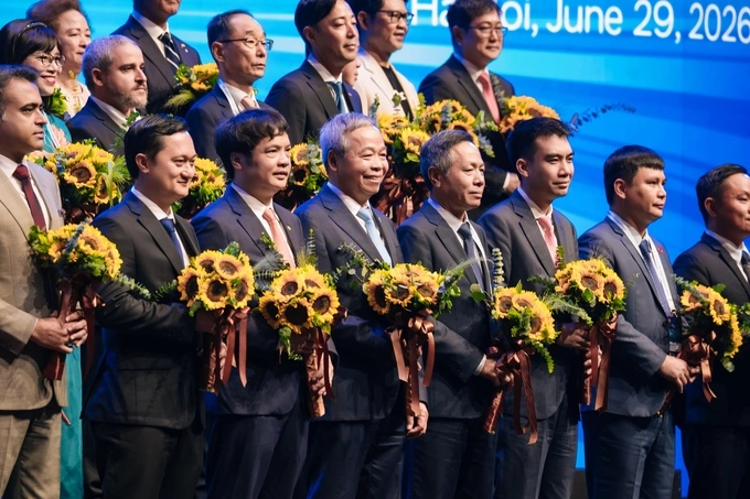 Investors receive congratulatory flowers at the conference. Photo courtesy of the organizers