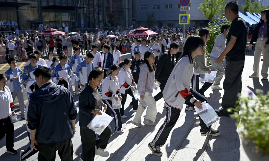 Poor teen aces world's biggest exam gaokao, wins scholarship offers from Tsinghua, Peking