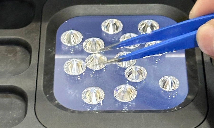 Indian man smuggles nearly 1,500 diamonds into Vietnam for $230 a month