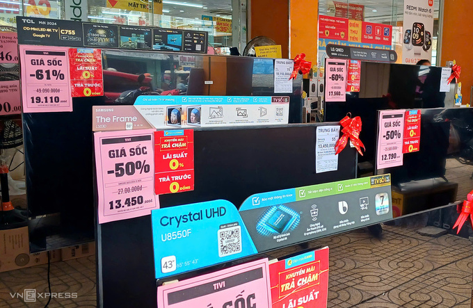 TVs with steep discounts seen at a store in HCMC. Photo by VnExpress/Thi Ha