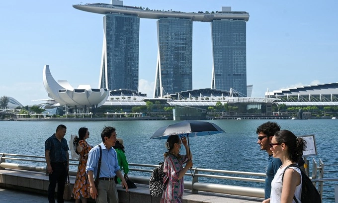 2023年5月25日,游客走过新加坡滨海湾。摄影:法新社