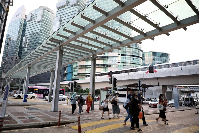 Office workers cross a street near the central business district in Kuala Lumpur, Malaysia, June 2, 2020. Photo by Reuters