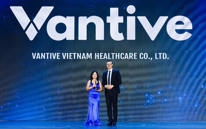 Representatives of Vantive Vietnam Healthcare receive two honors at the HR Asia Awards 2026. Photo courtesy of the company