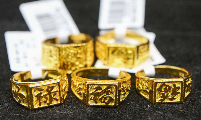 Gold prices inch up